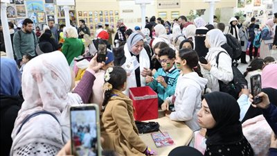 احتفالية يوم في حب الوطن تجذب زوار جناح الأزهر في ثاني أيام معرض الكتاب