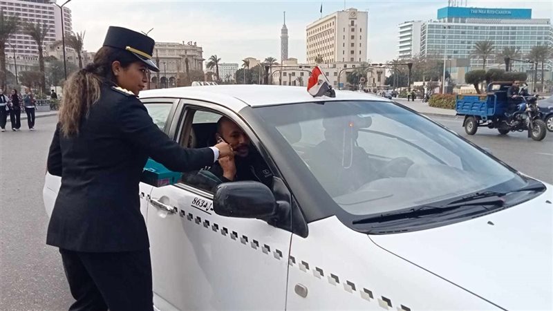 امن القاهرة يوزع
