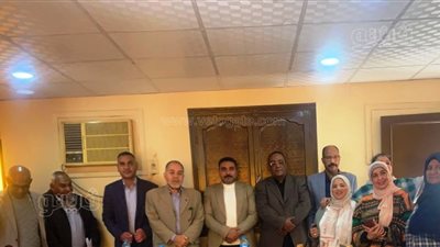 محافظ أسوان يتابع نتائج اجتماع اللجنة الإقليمية لاختيار الأم المثالية 