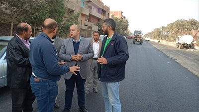 نائب محافظ الجيزة يتابع أعمال رصف الطرق بمركز الصف (صور)