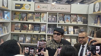 محيي إسماعيل ممازحا شباب معرض الكتاب: الأكل أهم من القراءة وبحب الملوخية بالأرانب 
