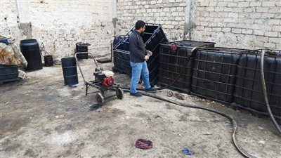 ضبط مخزن لتجميع زيوت سيارات مستعملة فى الإسكندرية ومصادرة 12 طنا 