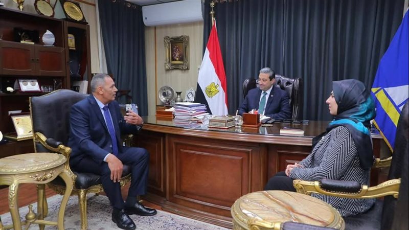 محافظ دمياط يناقش