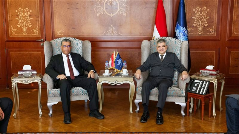 أسامة ربيع مع وفد