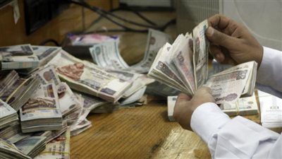 حققوا أرباحًا فلكية، خبير اقتصادي يكشف ارتفاع إقراض البنوك لمشروعات الحكومة 