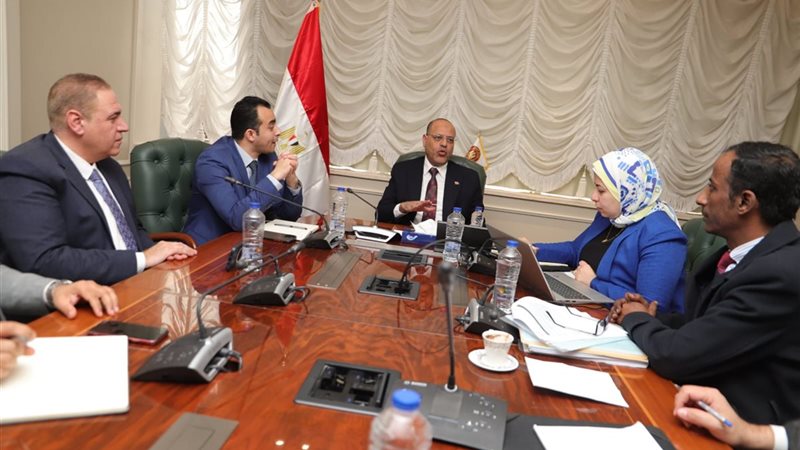 وزير العمل يلتقي