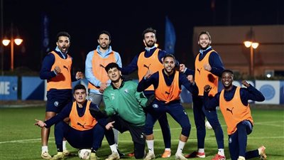 رئيس بيراميدز يجتمع بلاعبي الفريق قبل مواجهة الزمالك لهذا السبب