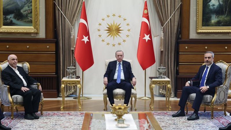 أردوغان برفقة وفد