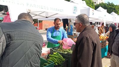 رئيس حي وسط الإسكندرية يتفقد سوق المزارعين لليوم الواحد (صور)