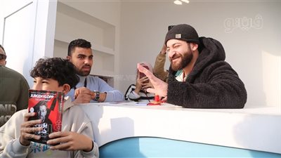 الجمهور يلتف حول الأسطى عبده البلف فور وصوله معرض الكتاب (فيديو)
