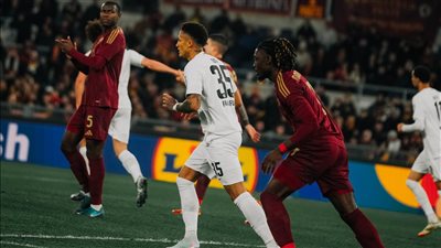 روما يتقدم على فرانكفورت 1-0 في الشوط الأول بالدوري الأوروبي