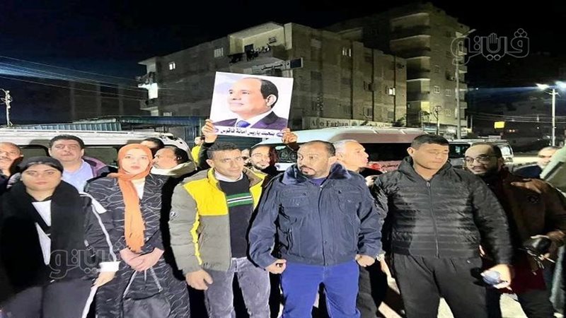 الاف الشراقوة يصلون