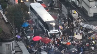 فيديو مرعب، جماهير سانتوس تعترض حافلة نيمار