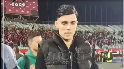 بن شرقي يحيي جماهير الأهلي بعد الفوز على مودرن وسط استقبال حافل باللاعب (فيديو)