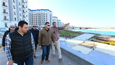 وزير الإسكان يتفقد الحي اللاتيني والمدينة التراثية بالعلمين الجديدة
