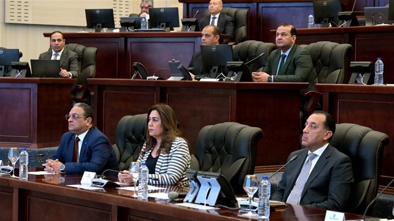 رئيس الوزراء يستعرض