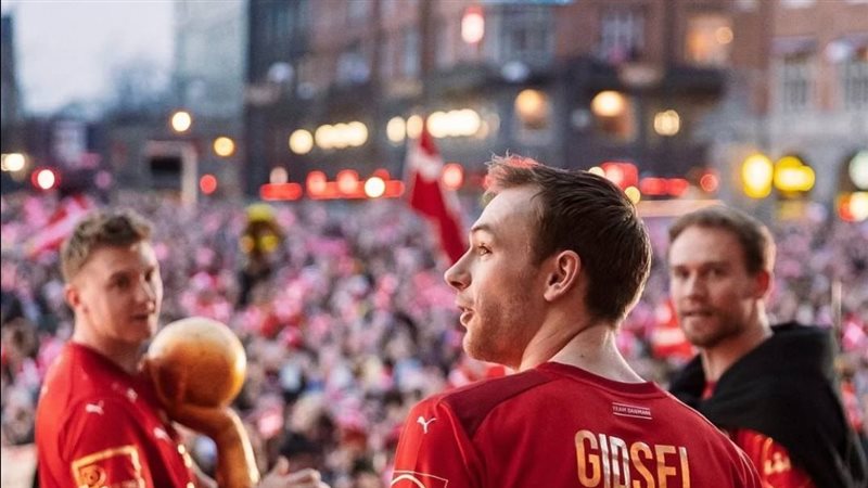 استقبال شعبي لمنتخب
