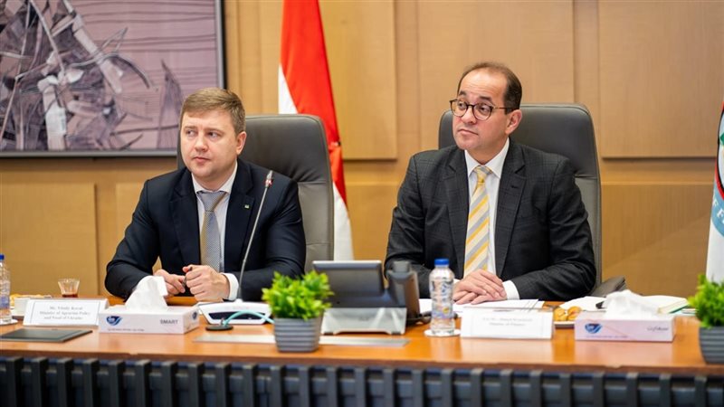  لقاء وزير المالية