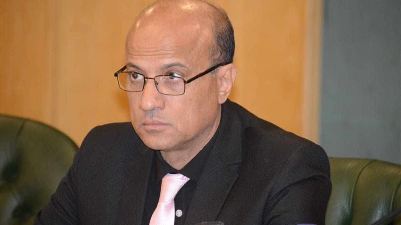 الكاتب الصحفي حسين