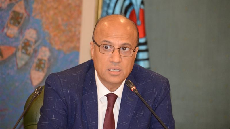 الكاتب الصحفي حسين