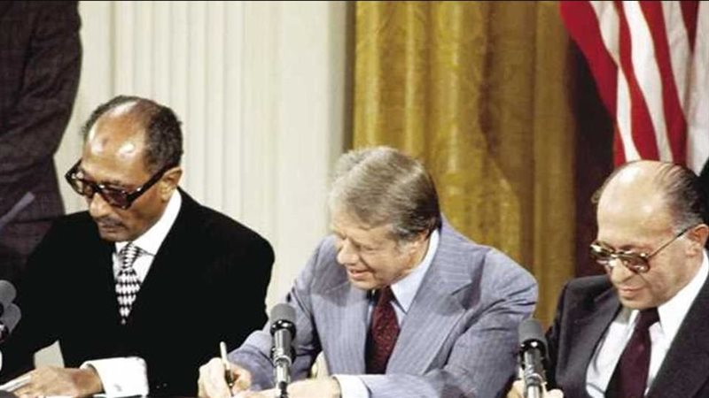 السادات أثناء توقيع