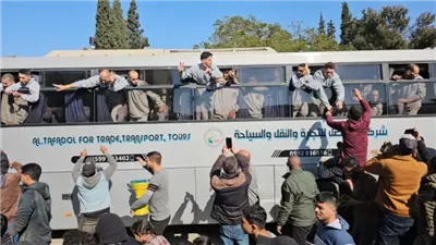 وصول أول حافلة للأسرى الفلسطينيين إلى رام الله (فيديو)
