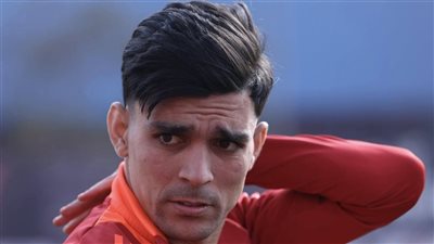 استقبال حافل من جماهير الأهلي لـ أشرف بن شرقي قبل القمة أمام الزمالك (فيديو)