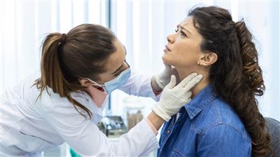 أسباب اضطراب الغدة الدرقية في الجسم، وأهم أعراضه 