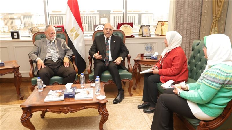 وزير العمل يبحث إعداد