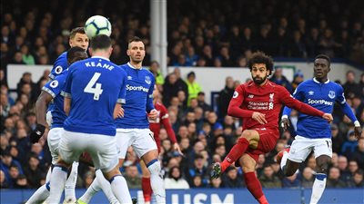 موقف محمد صلاح، تشكيل موقعة ليفربول وإيفرتون في الدوري الإنجليزي