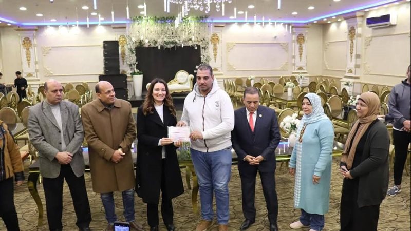 تسليم الشهادات