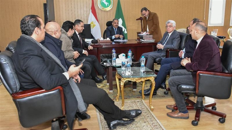 محافظ الشرقية يلتقي