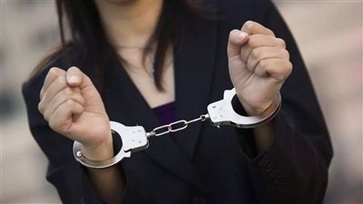 3 قرارات للنيابة بشأن المتهمة بترك طفلتها في الشارع بالسلام