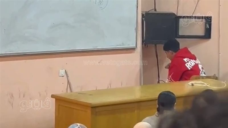  طالب يتلو القرآن