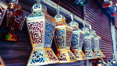الفانوس الصاج بين الأصالة والروحانية والشعبية.. يتميز بمظهره الفريد وزخارفه الإسلامية.. الزجاج الملون يزيده جمالًا وبهاء.. تشتهر به القاهرة التاريخية.. وورش تصنيعه تجذب الزوار لمنطقة المعز (فيديو)