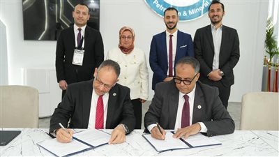 المصرية للبترول توقع اتفاقية تعاون لإنشاء مركز بيانات موحد للقطاع 