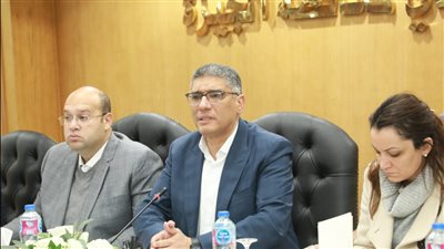 محافظ الجيزة يعقد اجتماعًا لمتابعة تطورات المناطق الصناعية بعرب أبو ساعد والصف وجرزا بالعياط
