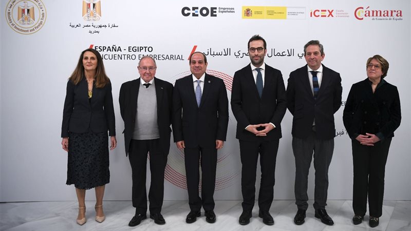 السيسي مع مجتمع الأعمال