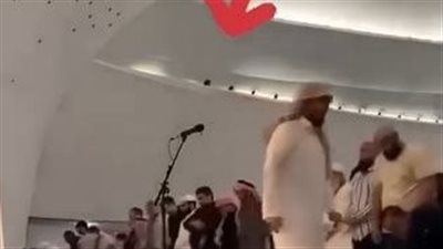 إمام مسجد يثير الجدل، ترك المصلين فجأة بعد السجود والنشطاء يسألون عن صحة الصلاة (فيديو)