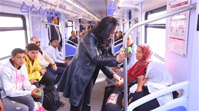 بعد استقلالها المترو والقطار السريع للعاصمة الإدارية، مايا مرسي توجه رسالة لـ كامل الوزير