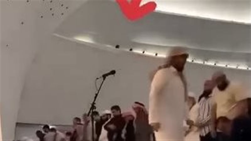 إمام يترك المصليين