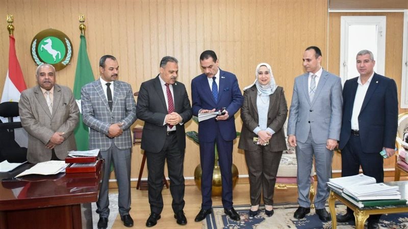 محافظ الشرقية يلتقي
