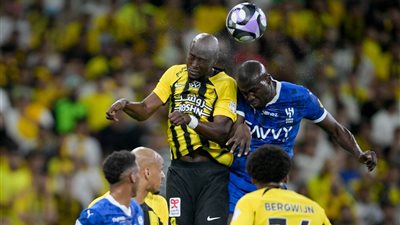 اتحاد جدة يفوز على الهلال برباعية في قمة الدوري السعودي (صور)