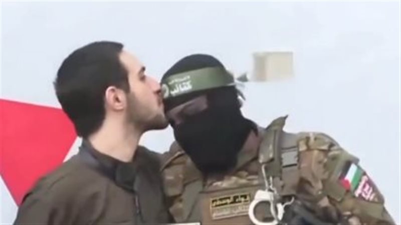 أسير يقبل رأس قسامي