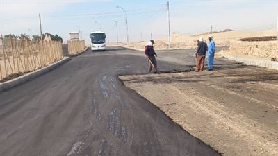 رصف طرق وتركيب انترلوك وتطهير ترع ورفع مخلفات، أعمال تطوير مكثفة بمدينة القرنة