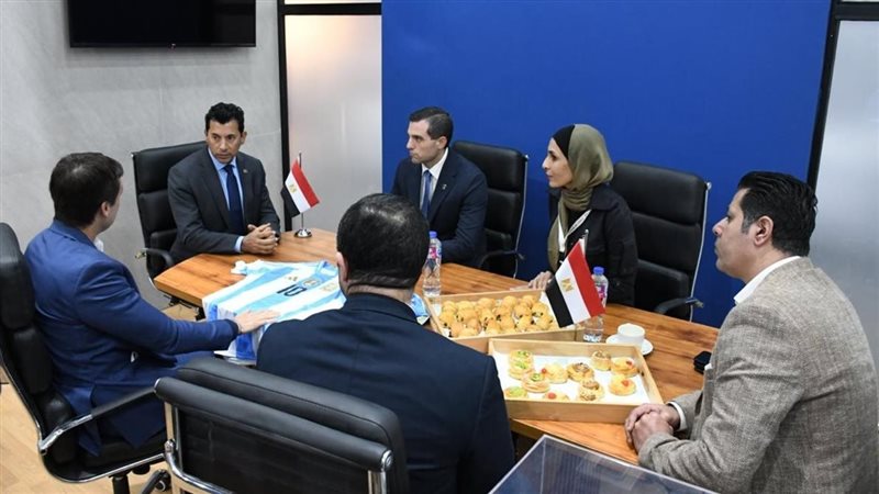 وزير الرياضة يجتمع