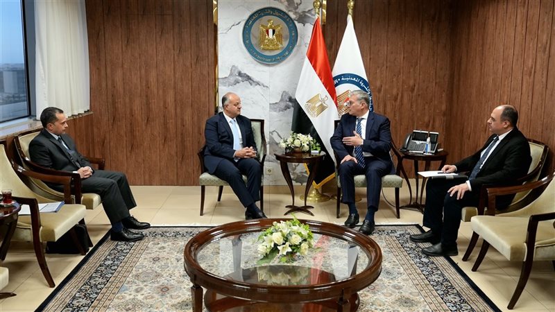 وزير البترول مع وفد