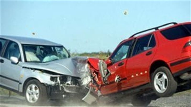 حادث تصادم سيارتين،