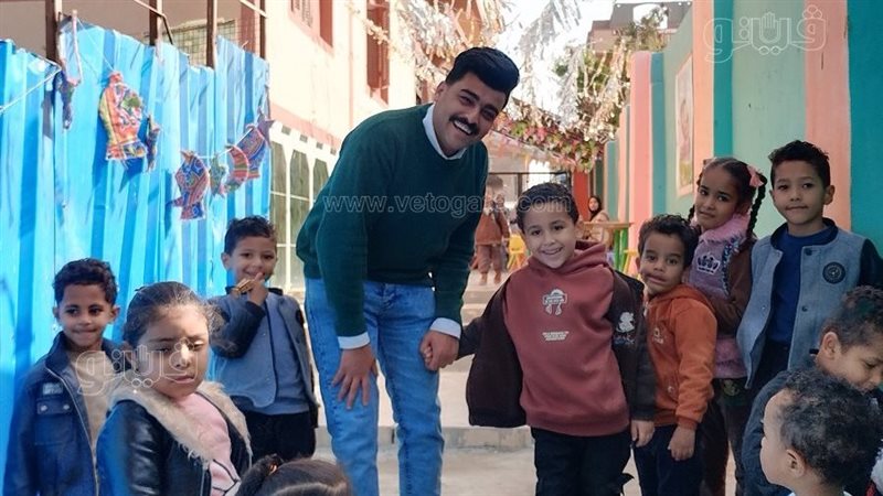  قبطي يوزع فوانيس