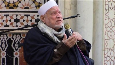  لفتة إنسانية، السيسي يضع قبلة على رأس الدكتور أحمد عمر هاشم قبل أداء صلاة العيد